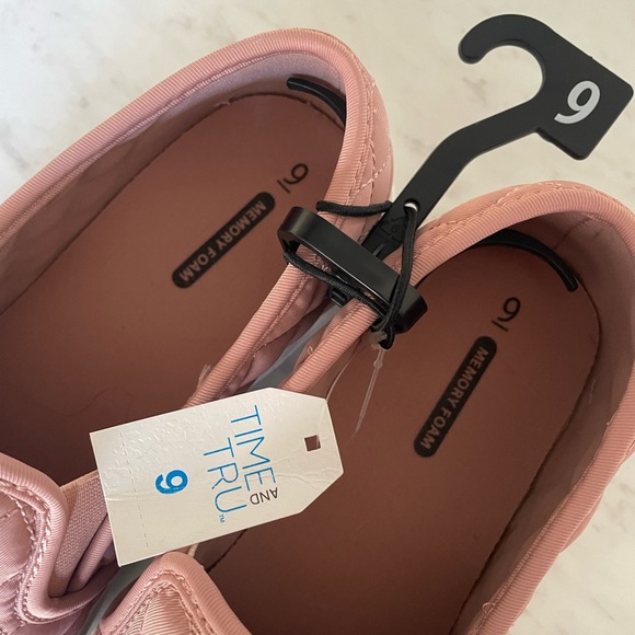 🎄3/$15 NWT Women’s Time/Tru Shoes - Picture 3 of 4